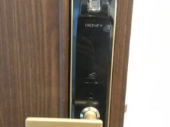 5. Hình ảnh lắp đặt khóa cửa vân tay Hione H-5290