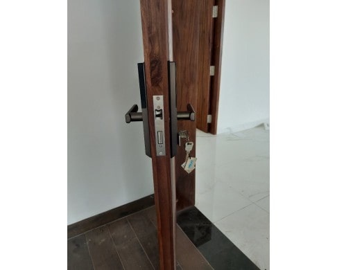 Khoá cửa điện tử - Khoá vân tay PHGLock FP6021 2 2. Khoá điện tử PHGLock FP6021 lắp đặt trên nhiều chất liệu cửa