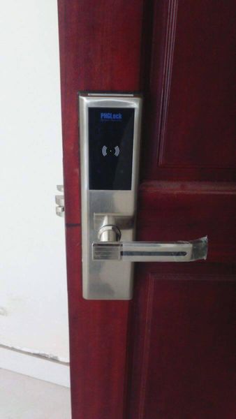 1. Khoá cửa điện tử PHGLock FP8161 lắp đặt trên nhiều chất liệu cửa
