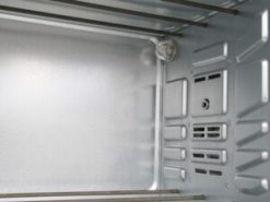 6. Đèn chiếu sáng trong khoang lò tiện quan sát các món nướng.