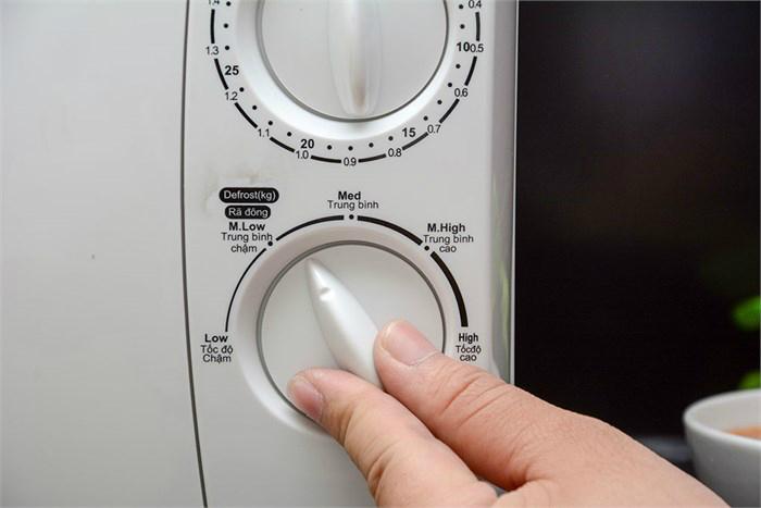 9 Tác dụng và chức năng của lò vi sóng bạn cần phải biết 2 Chức năng rã đông nhanh chóng