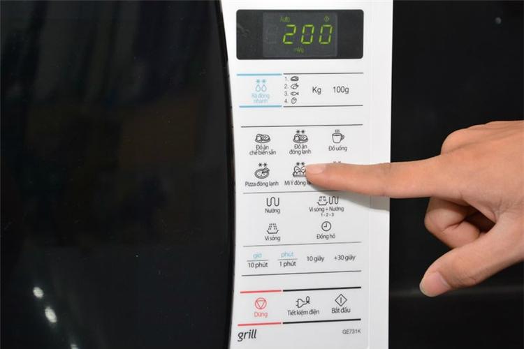 9 Tác dụng và chức năng của lò vi sóng bạn cần phải biết 5 Chương trình nấu với đa dạng thực đơn được cài đặt sẵn giúp bạn nấu được đa dạng các món ăn hơn