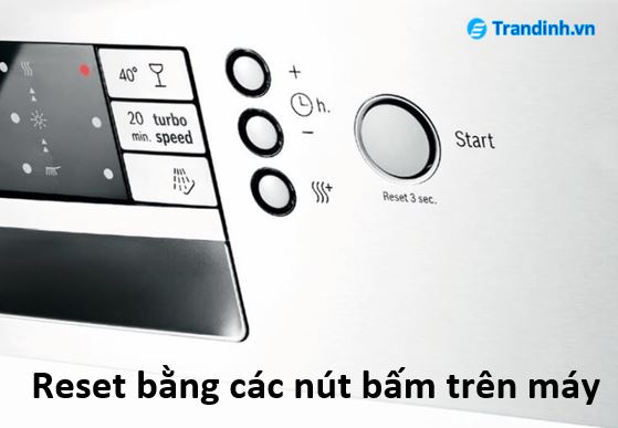 Sử dụng các nút bấm trên bằng điều khiển để reset lại máy