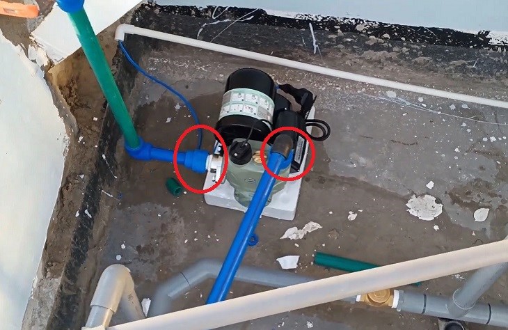 Tiến hành nối các đầu ống nước với đầu vào và đầu ra trên bơm tăng áp