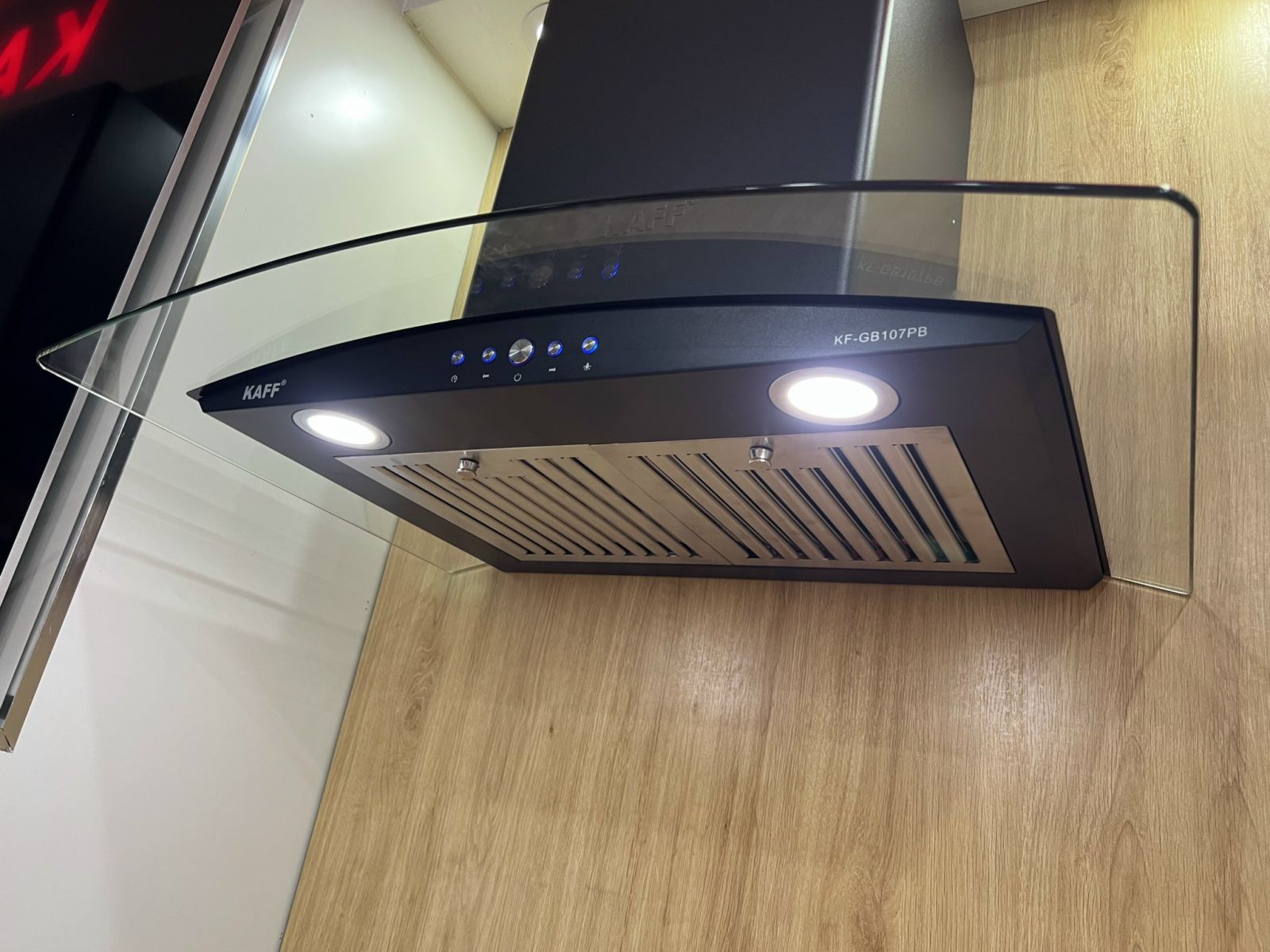 4. Máy hút mùi Kaff KF-GB107PB trang bị bảng điều khiển bấm điện tử