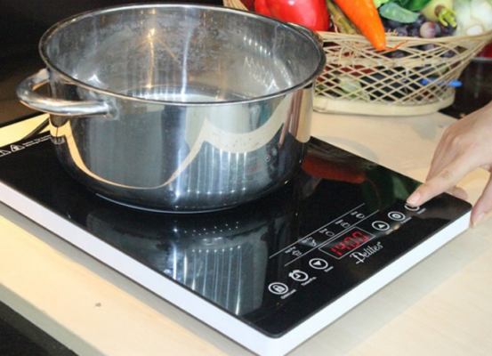 Những tai nạn cần tránh khi sử dụng bếp từ 2 1.2 Tuyệt đối không bật bếp nếu như không có thức ăn trong nồi